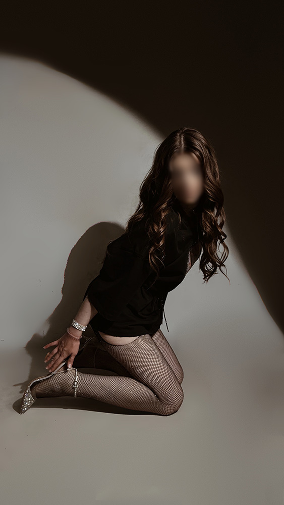 Escort Kira Photo 1